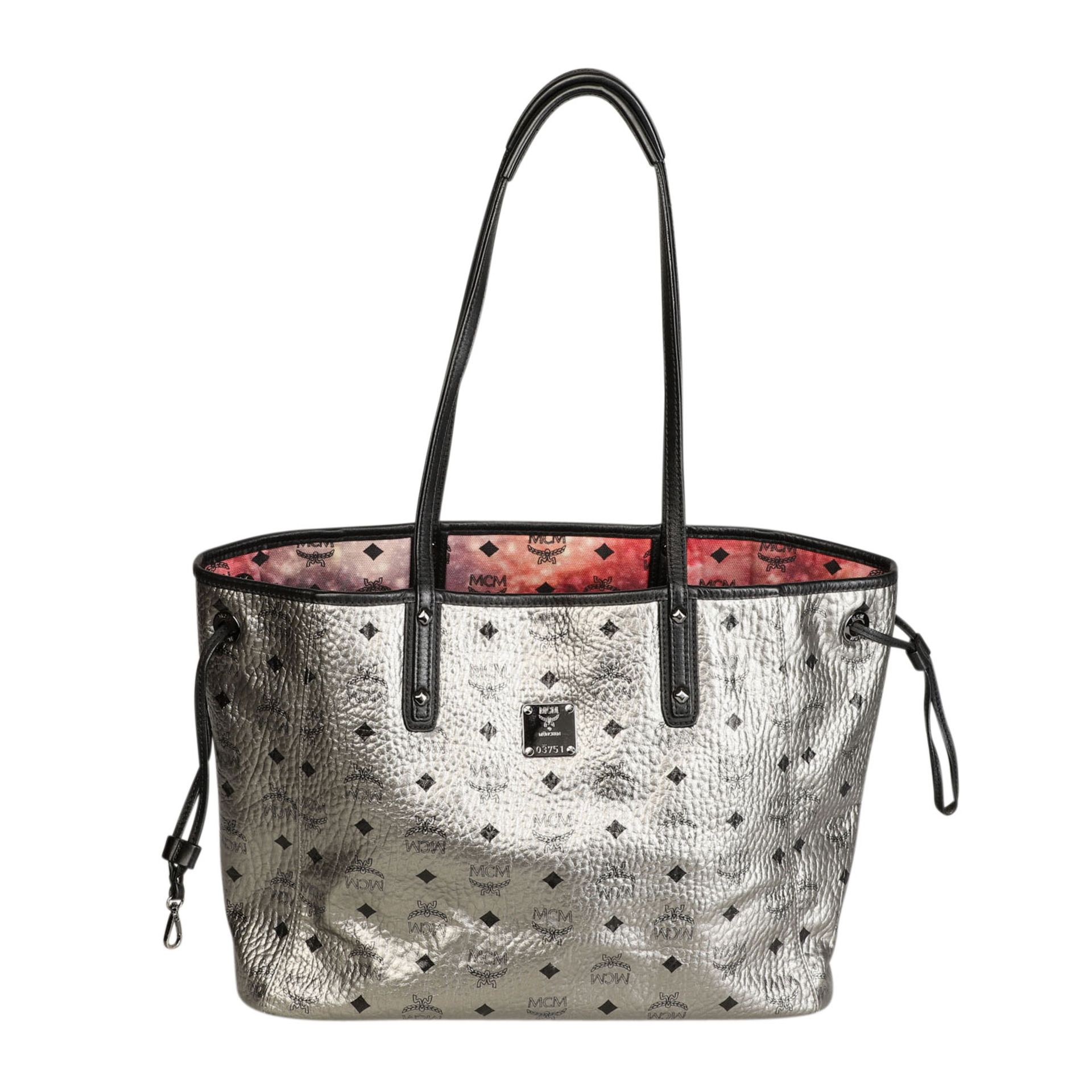 MCM Wende-Shopper "LIZ", NP.: 695,-€.Visetos Serie in Silberfarben mit schwarzem Logo-Druck und