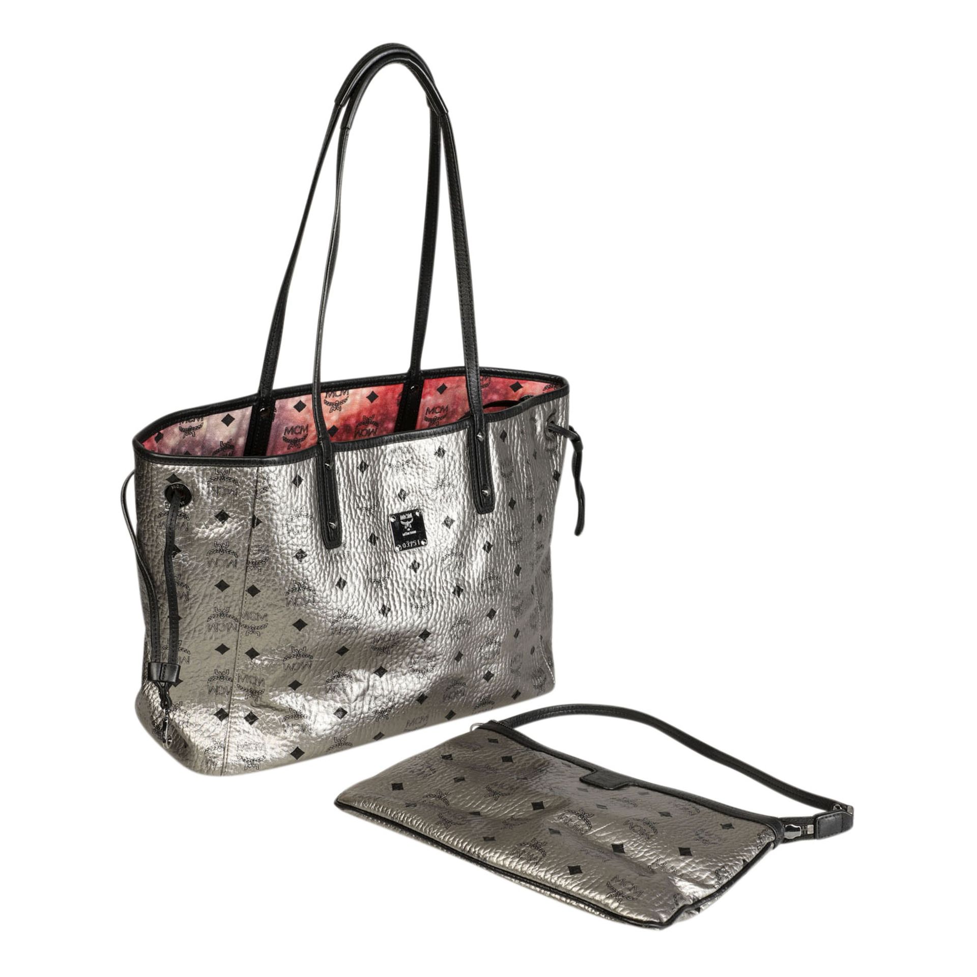 MCM Wende-Shopper "LIZ", NP.: 695,-€.Visetos Serie in Silberfarben mit schwarzem Logo-Druck und - Bild 6 aus 8