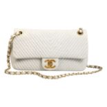 CHANEL Umhängetasche "SINGLE FLAP", Koll. 2015/2016.NP. ca.: 5.500,-€. Fein genarbtes Leder in