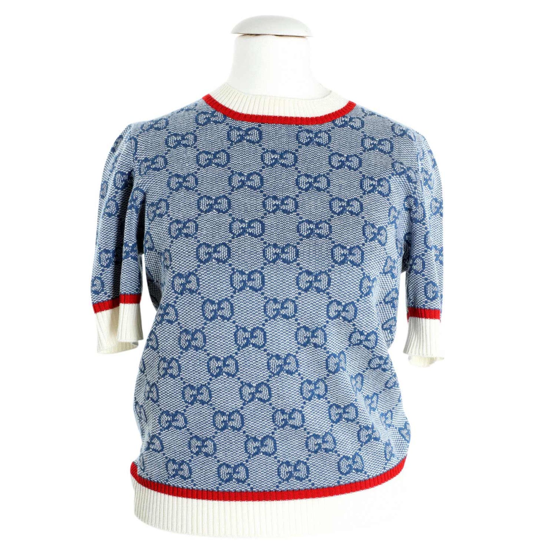 GUCCI Pullover, Gr. S.NP.ca.: 650,-€. Eingewebtes GG-Supreme auf blau-/weißem Textil mit Bündchen.
