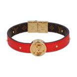 LOUIS VUITTON Armband, NP. ca.: 250,-€.Monogram Canvas Serie mit rotem Leder und goldfarbener