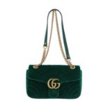 GUCCI Umhängetasche "GG MARMONT", akt. NP.: 1.390,-€.Samt in Emerald-Grün mit goldfarbener Hardware,