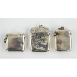 Three silver vesta cases, the largest 5 cm high, 70 gr. (3) .