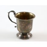 Silver christening cup, on stepped circular foot and with feather capped handle, 7.5 cm high, 59 gr.