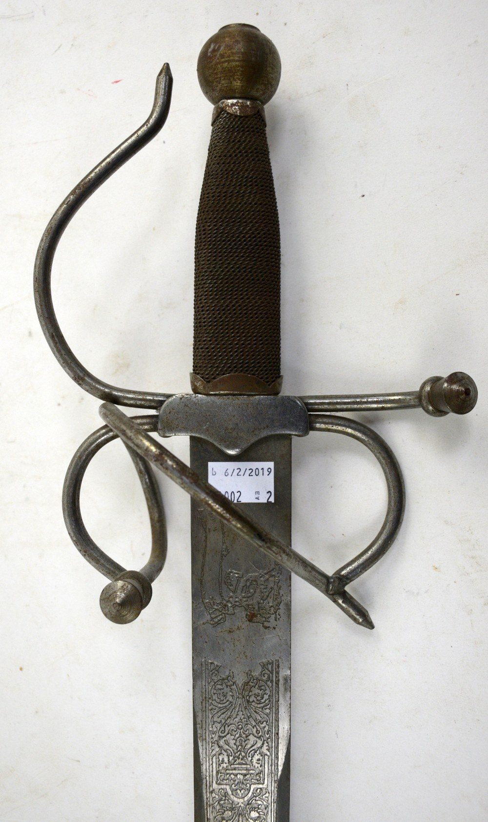 Reproduction ceremonial sword, with engraved blade and elaborate hand-guard, 102 cm long - Image 2 of 2