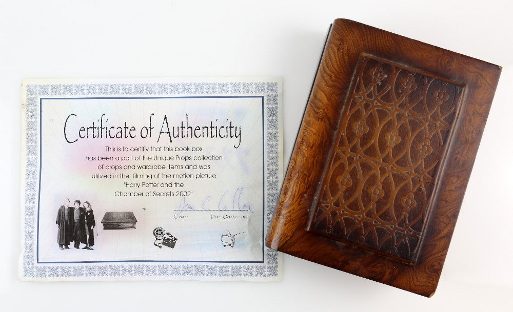 Harry Potter and the Chamber of Secrets (2002) - Wooden book box from the movie, with certificate of - Image 5 of 5