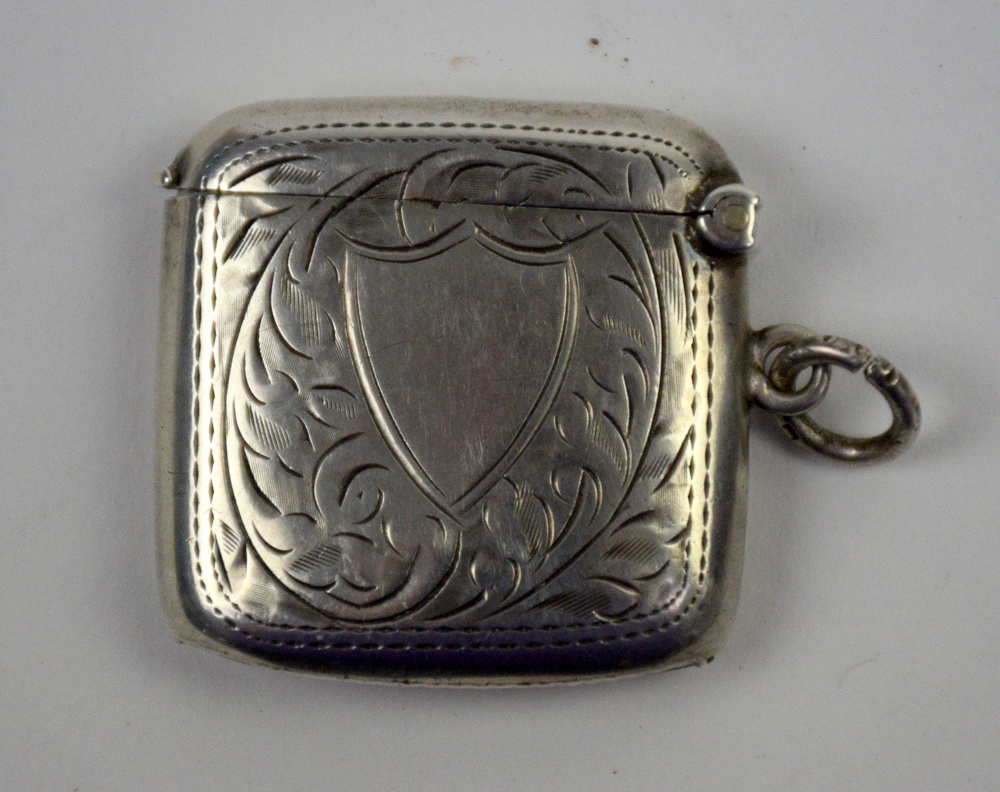 George V silver vesta case with bright cut decoration, Birmingham, 1913, - Image 2 of 3