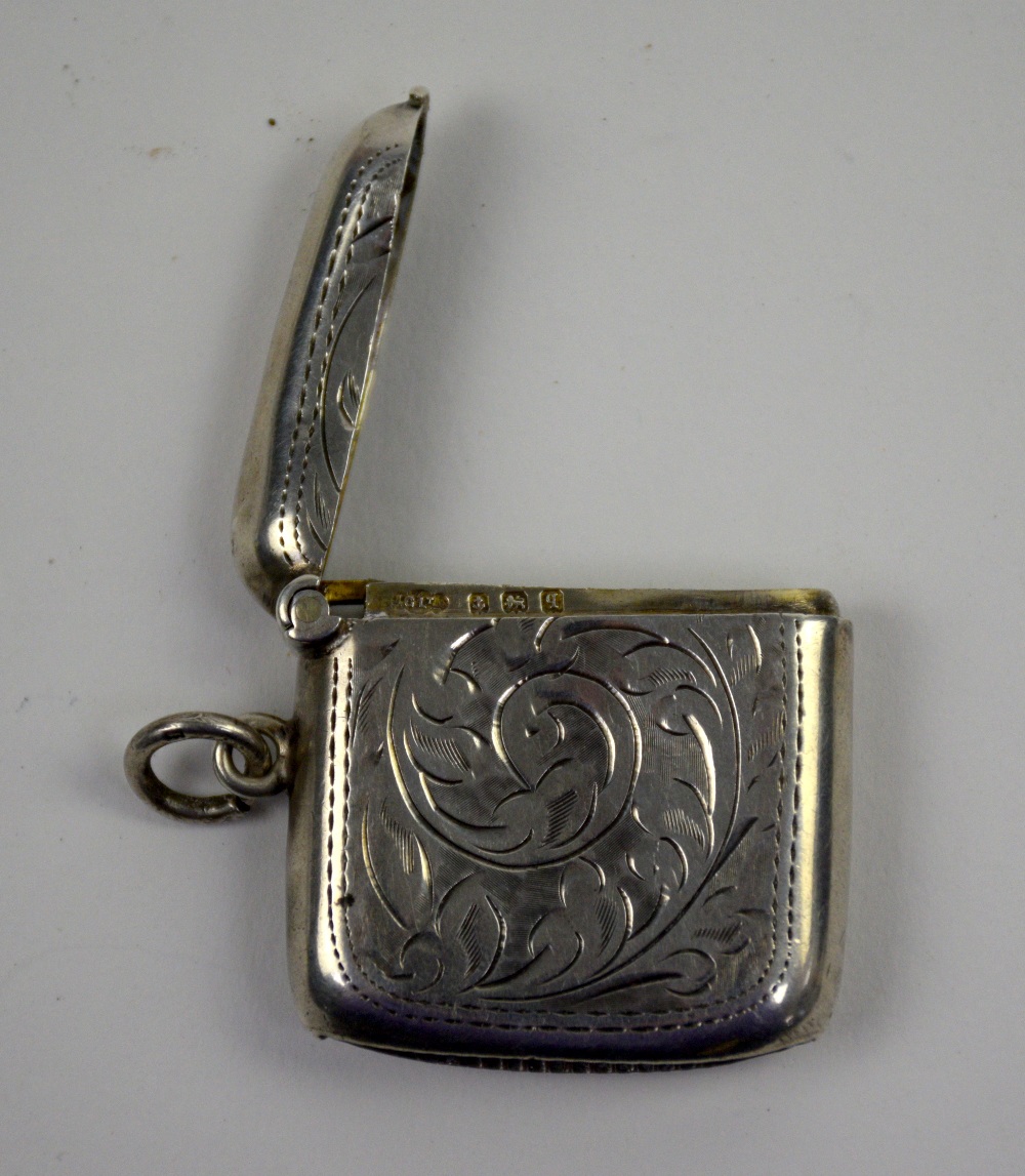 George V silver vesta case with bright cut decoration, Birmingham, 1913, - Image 3 of 3