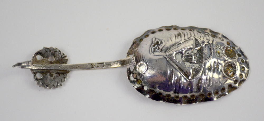 Continental silver caddy spoon with a scene of a fishing boat, import marks for London, 1897, - Image 4 of 4