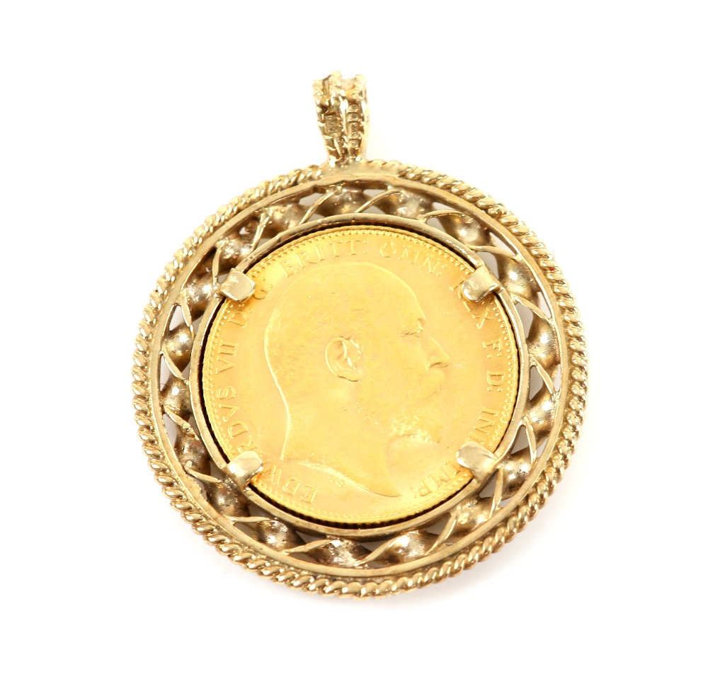 Edwardian full 1908 Sovereign in pendant mount, set in ornate twisted and beaded 9ct yellow gold