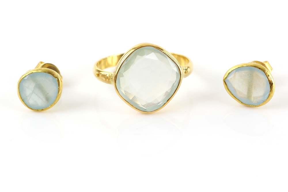 Contemporary aquamarine ring, rub over set, ring size K and a pair of matching aquamarine stud