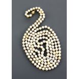 Opera length cultured pearl necklace, to a gold ball clasp, the pearls of 6-7 mm, with pink, cream