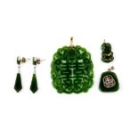 Group of Nephrite jade jewellery, a Chinese pendant carved with a bat and two fish, 18 ct gold