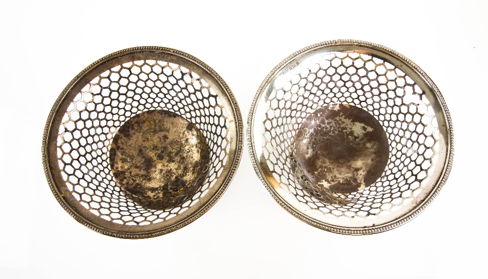 George V pair of silver baskets with pierced and beaded decoration, on round feet, by Henry - Image 2 of 2