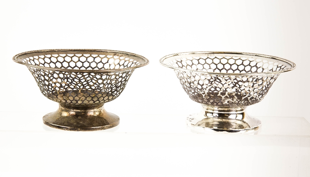 George V pair of silver baskets with pierced and beaded decoration, on round feet, by Henry