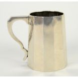 Edwardian twelve-sided silver mug, by William Coymns, London 1909, 17.5 cm high, 90 grams .