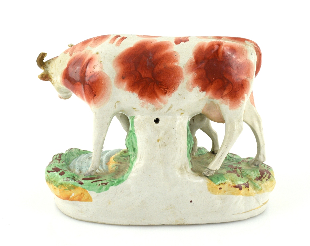 A pair of 19th century Staffordshire models of cows and calves, each 23 cm wide. - Image 8 of 8