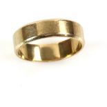 Gold wedding band, with bevelled edges, 6mm in width, in 9 ct yellow gold, hallmarked Birmingham