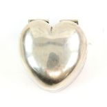 Silver heart form ring box, hallmarked Birmingham, 1920, 3.2 x 3.2 cm .