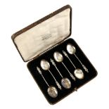 Late Victorian cased set of silver Apostle spoons by William Deakin, Birmingham 1900.