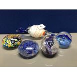 4 PAPERWEIGHTS INCLUDING ISLE OF WIGHT GUERNSEY MURANO BIG SWEET