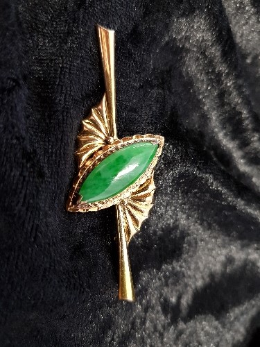 JADE 14ct BROOCH (W14.