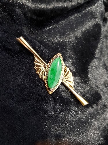 JADE 14ct BROOCH (W14. - Image 3 of 3