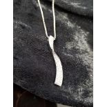 18CT WHITE GOLD DIAMOND PENDANT AND 18CT WHITE GOLD CHAIN W5.