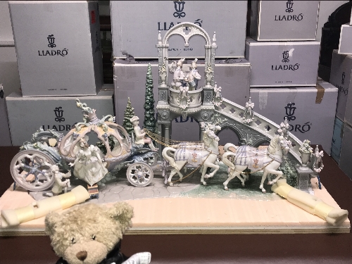 LLADRO 1785 CINDERELLAS ARRIVAL IN ORIGINAL BOX NO 245/1500 - Image 2 of 4