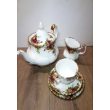 BOX OF ROYAL ALBERT OLD COUNTRY ROSE'S 6 PLACE TEA SET WITH TEAPOT CREAM AND SUGAR COLCLOUGH CUPS