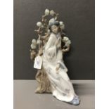 LLADRO FIGURINE 4807 GEISHA LADY WITH FAN (DAM)