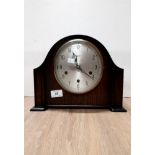 AN OAK CASED SMITHS MANTLE CLOCK WITH PENDULUM AND KEY