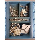 A BOX CONTAINING A VARIETY OF SILVER PIECES OF JEWELLERY ETC