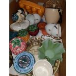 A BOX CONTAINING 60S 70S CERAMICS GLASS ETC