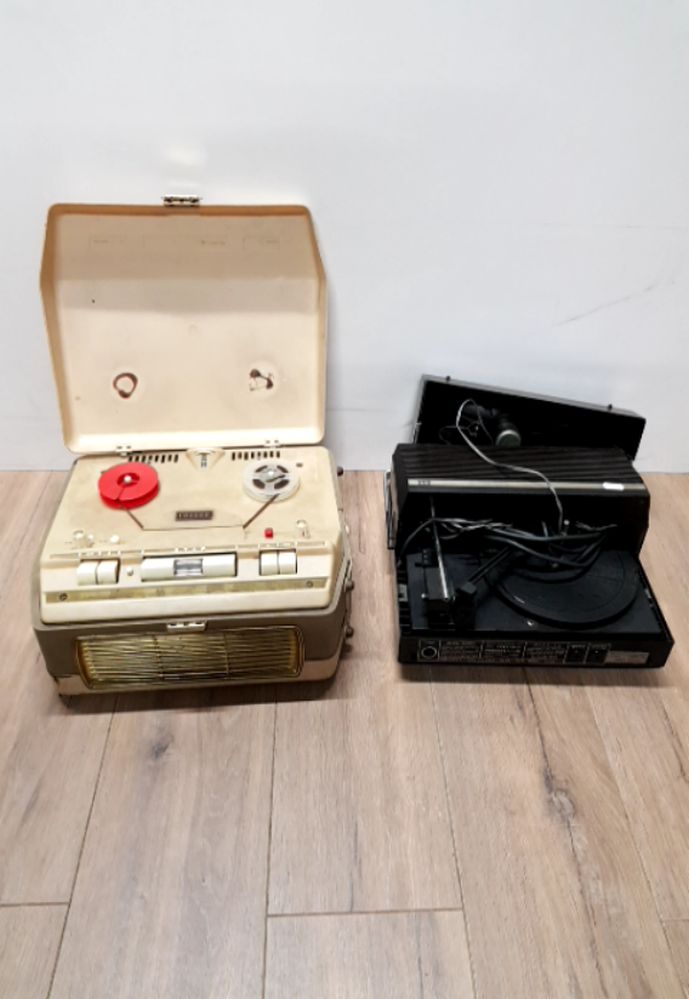 A VINTAGE COSSOR REEL TO REEL TAPE RECORDER TOGETHER WITH AN ITT RECORD PLAYER