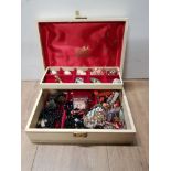 A JEWELLERY BOX CONTAINING COSTUME JEWELLERY AND CAMEO BROOCHES ETC