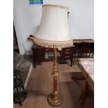 A NICE ANTIQUE GILT BARLEY TWIST STANDARD LAMP AN SHADE