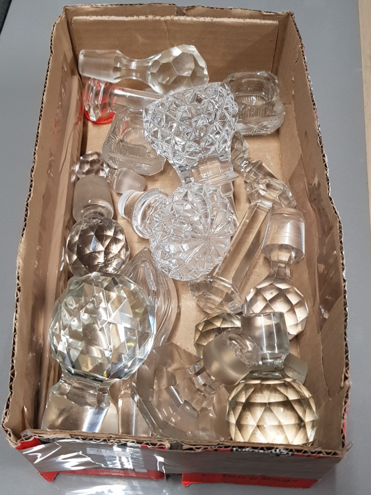 BOX CONTAINING CRYSTAL CUT GLASS DECANTER AND BOTTLE STOPPERS ETC