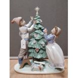 LLADRO FIGURINE 5017 TRIMMING THE TREE WITH BOX