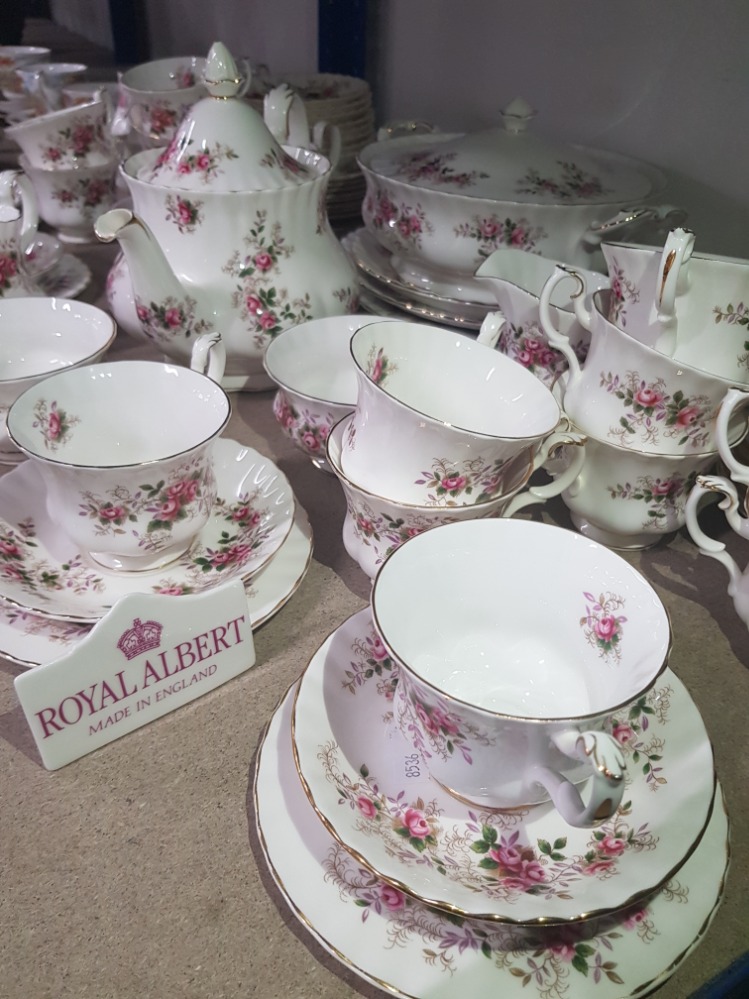 ROYAL ALBERT LAVENDER ROSE PATTERNED 68 PIECE TEA SET