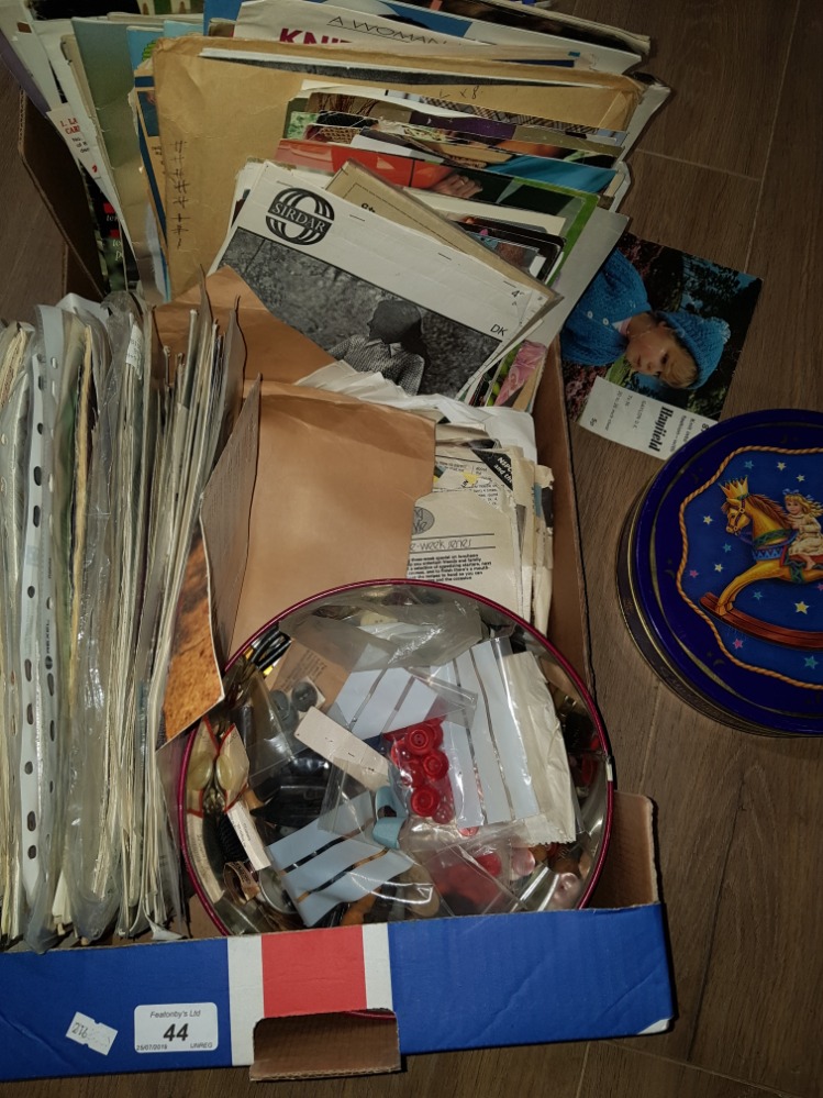 A BOX CONTAINING KNITTING MAGAZINES AND KNITTING ACCESSORIES