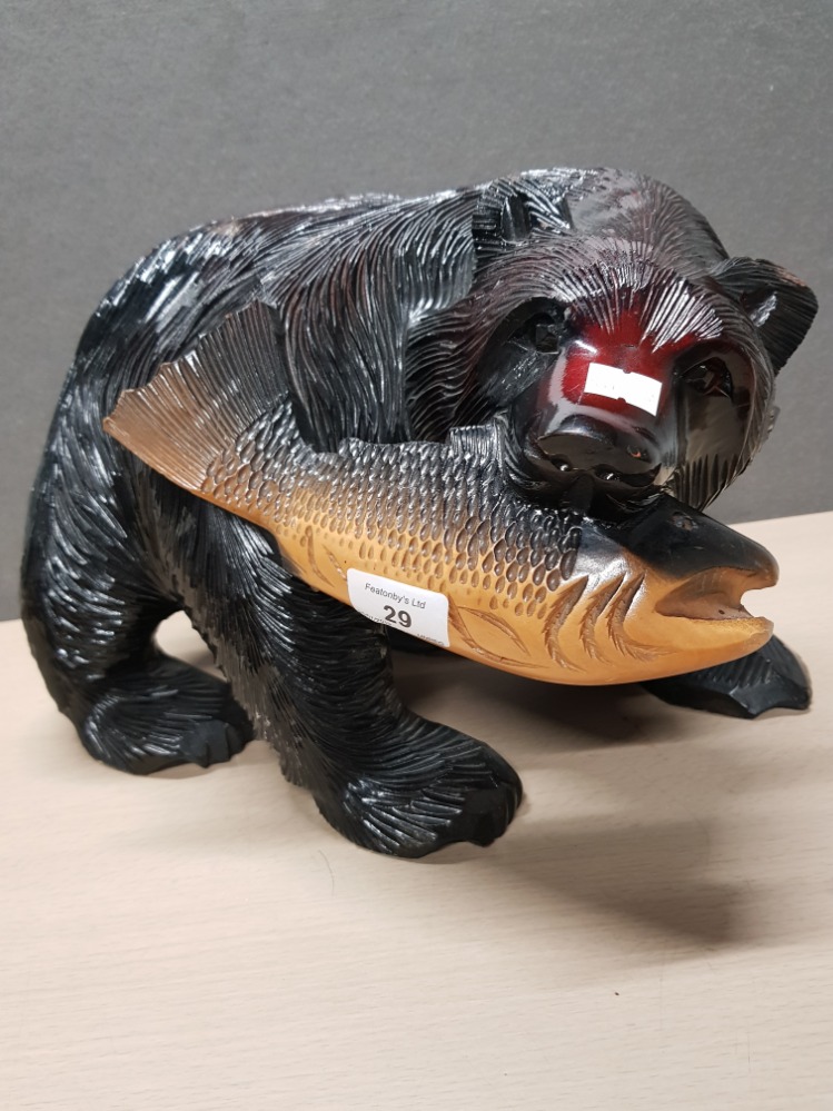 A NICE CARVED WOOD BEAR IN ACTION (22CMS HEIGHT)