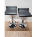 A PAIR OF BLACK MODERN KITCHEN BARSTOOLS WITH CHROME BASES