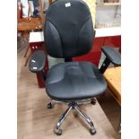 A BLACK AND CHROME SWIVEL OFFICE CHAIR