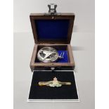 ROYAL ARTILLERY TIE PIN AND SUNDIAL COMPASS IN WOODEN BOX