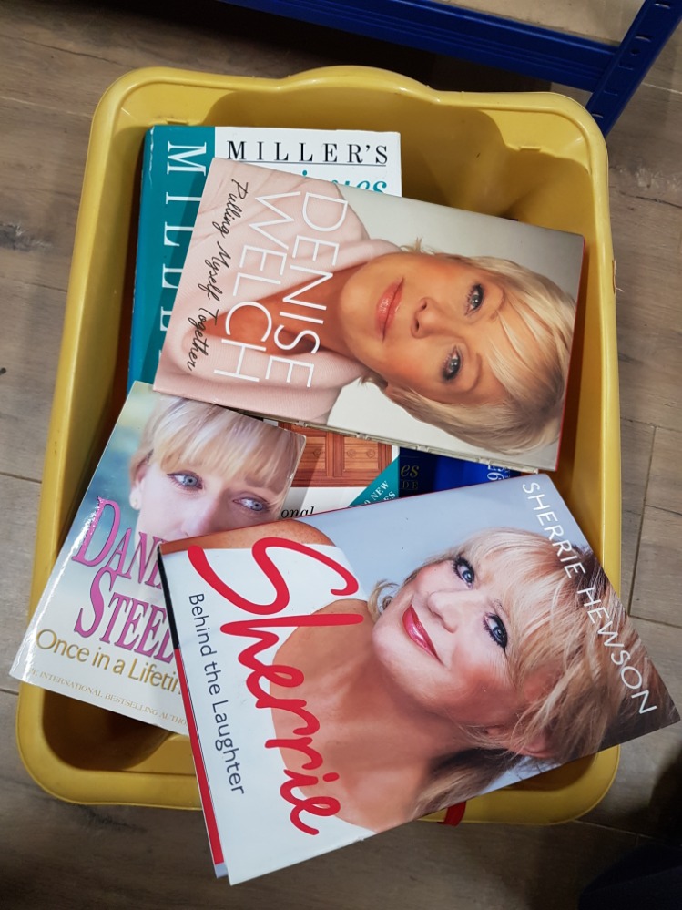 A BOX OF ASSORTED BOOKS INCLUDES MILLER ANTIQUES GUIDE