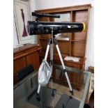NATIONAL GEOGRAPHIC TELESCOPE ON TRIPOD STAND