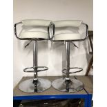 A PAIR OF MODERN BARSTOOLS CHROME WITH WHITE LEATHERETTE SEATS