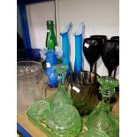 QTY OF COLOURED GLASS INCLUDING DRESSING TABLE SET AND SET OF 6 WINE GLASSES