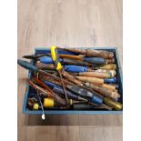 A TRAY OF ASSORTED TOOLS INC CHISELS ETC